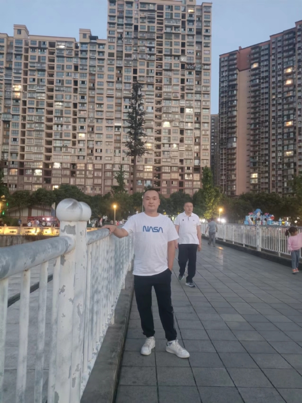寂寞的男人的第一张照片--珠海相亲服务中心